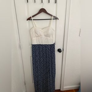 Sweetheart neckline daisy dress with two slits on both legs(Worn once)